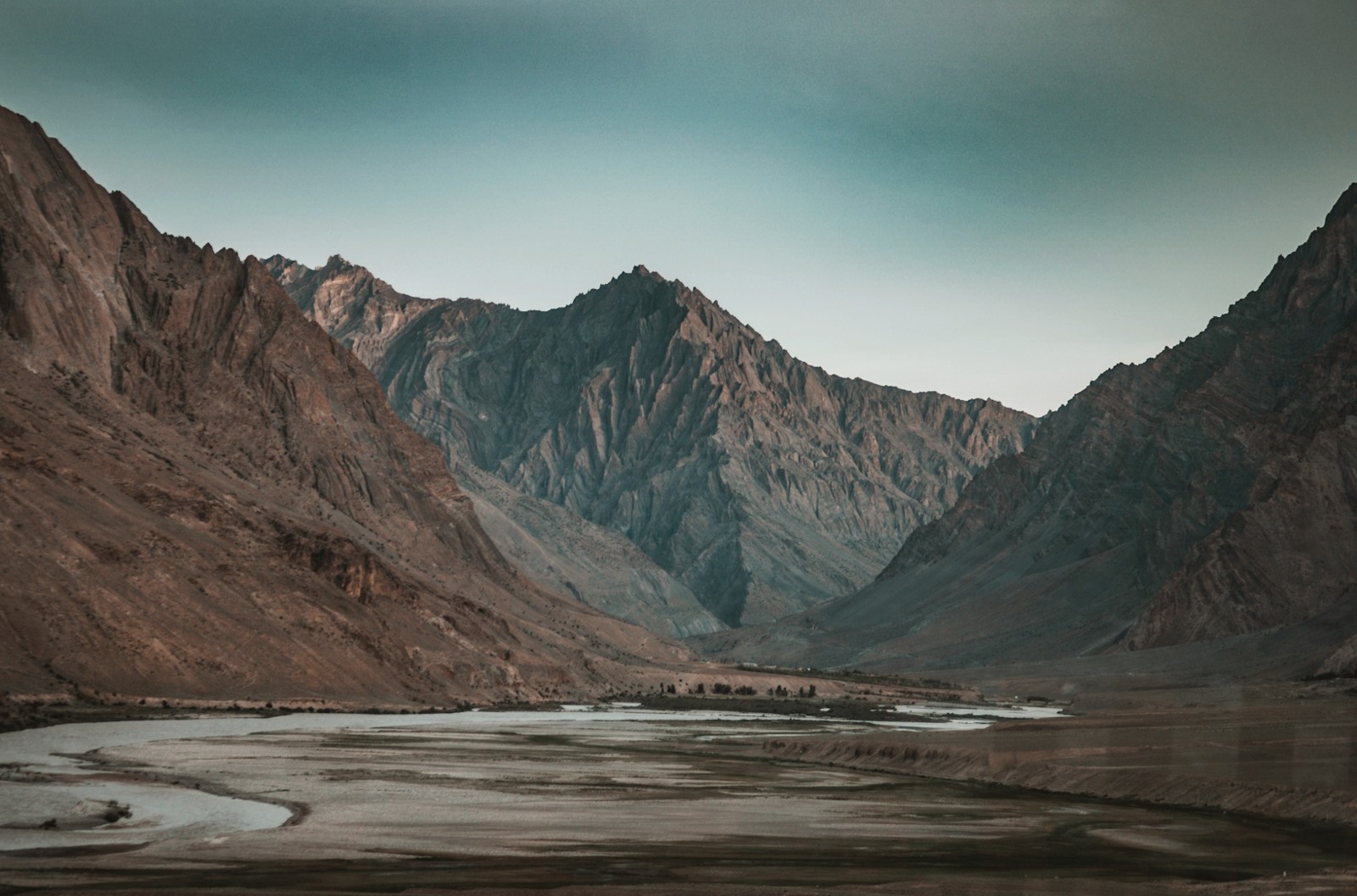 Folyókanyar Ladakh száraz magashegyi tájában